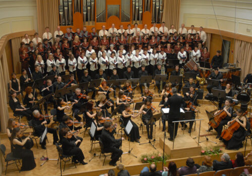 Mešani zbor Mavrica in prvič v gosteh mešani zbor dr. Frančišek Lampe s Črnega vrha nad Idrijo. Novoletni koncert v Filharmoniji.