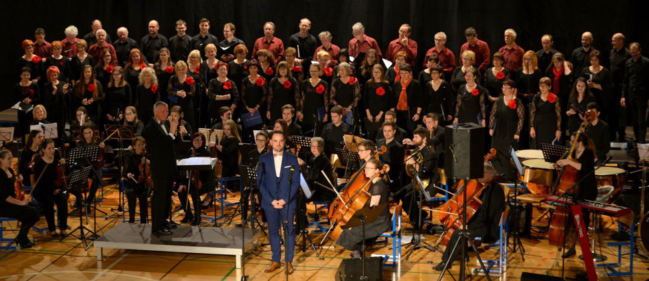 Dobrodelni koncert zbora Mavrica, orkestra Simfonika in solista Žige Laknerja v Idriji 2019.